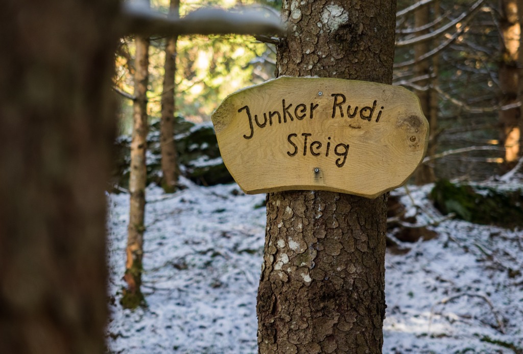 Schild "Junker Rudi Steig" auf einem Baum