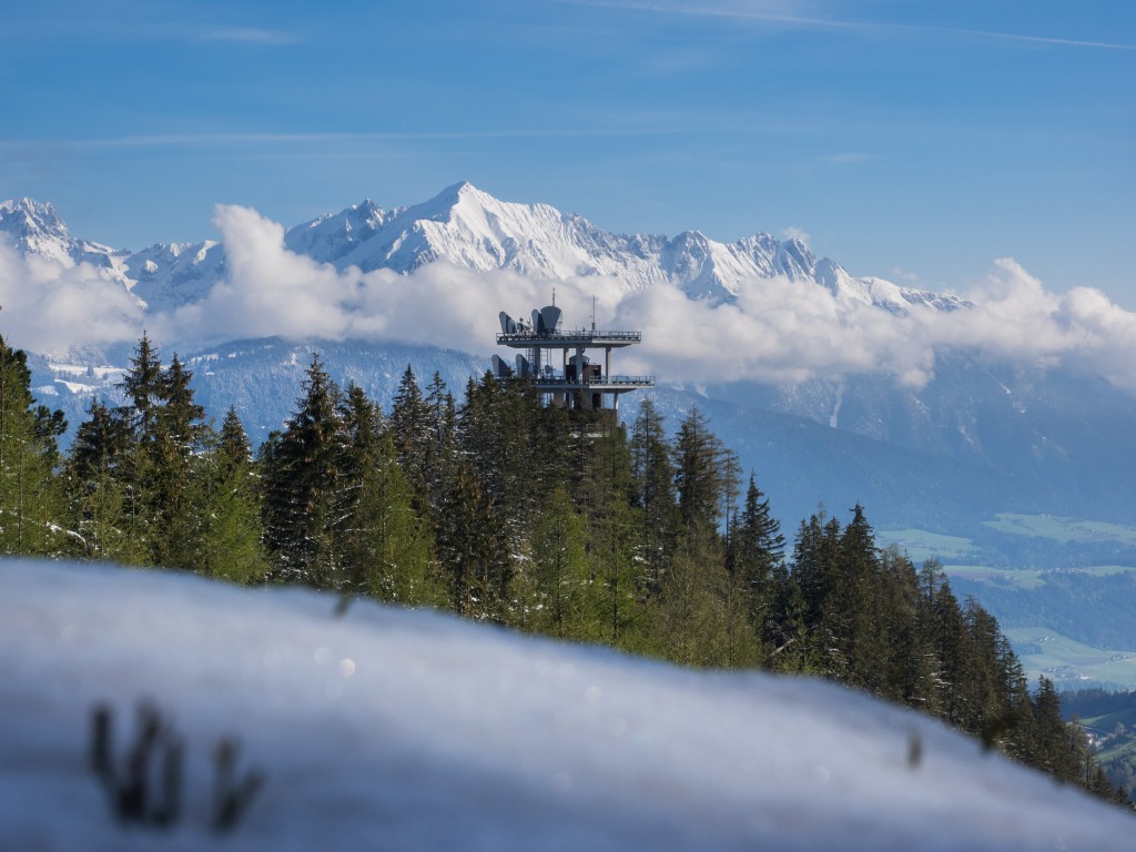 Blick über den Richtfunkturm am Tulferberg hinüber zum Karwendel mit dem Hochnissl